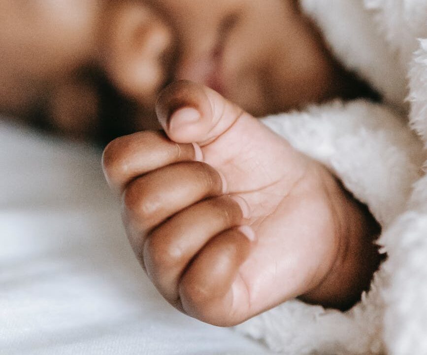 Est-ce une bonne idée de plonger les enfants dans l’obscurité à la sieste ?
